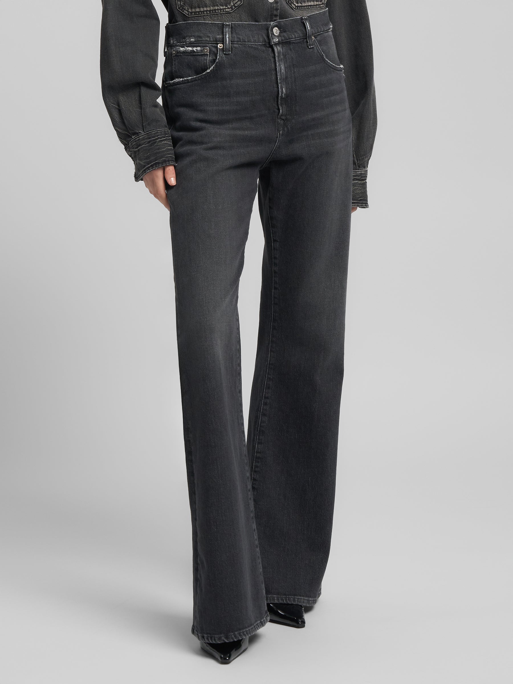 WB508 .000.921 919 Plačiais galais džinsai