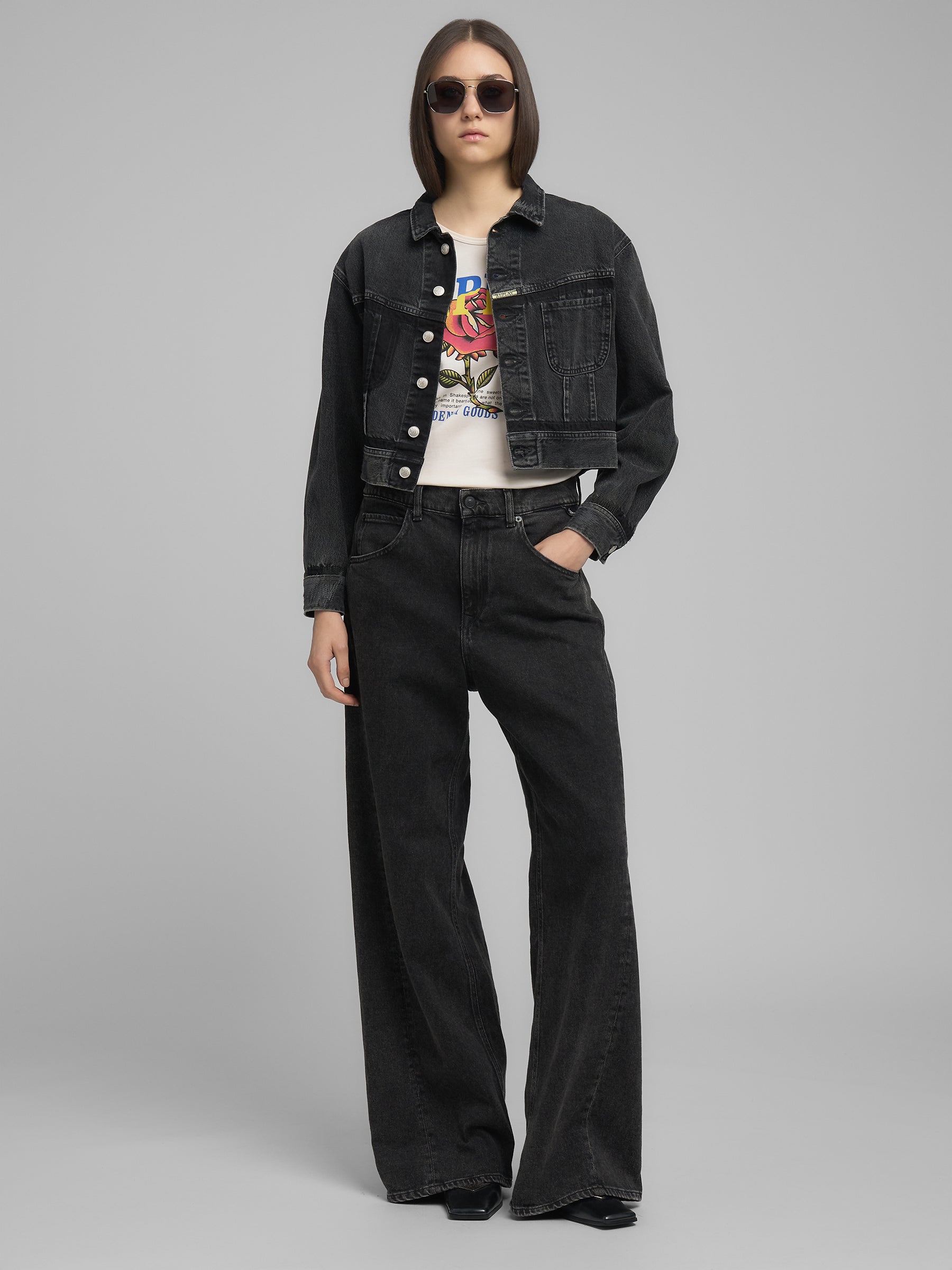 WB520 .000.739 993 Platėjantys džinsai