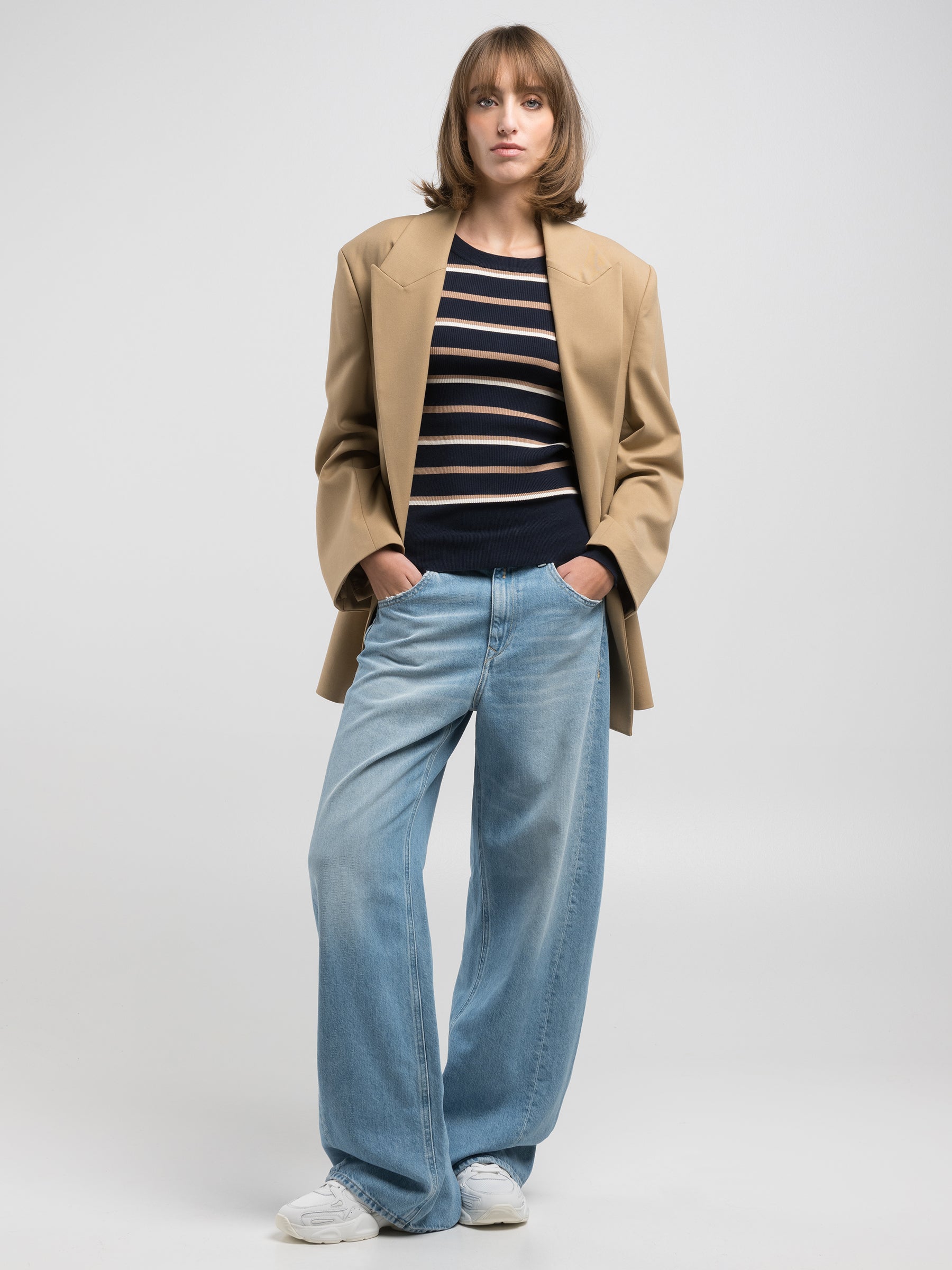 WB520 .000.802 83C Platūs, žemu liemeniu džinsai