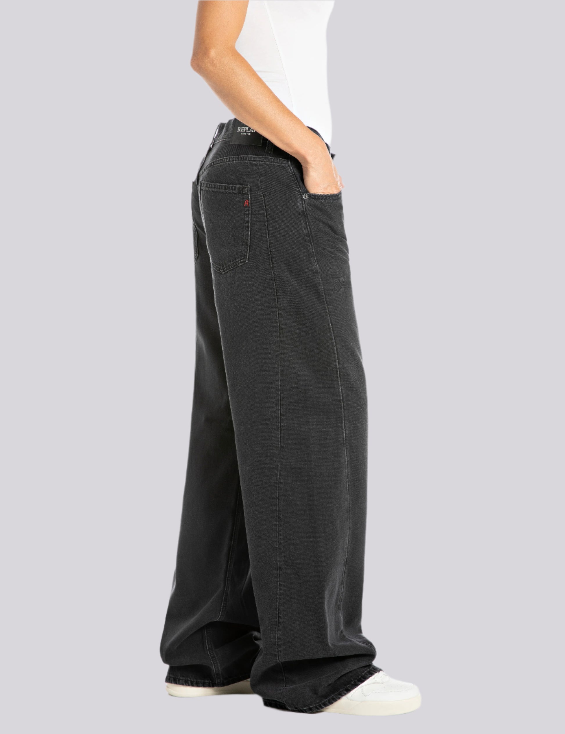 WB520 .000.806 985  Platūs džinsai