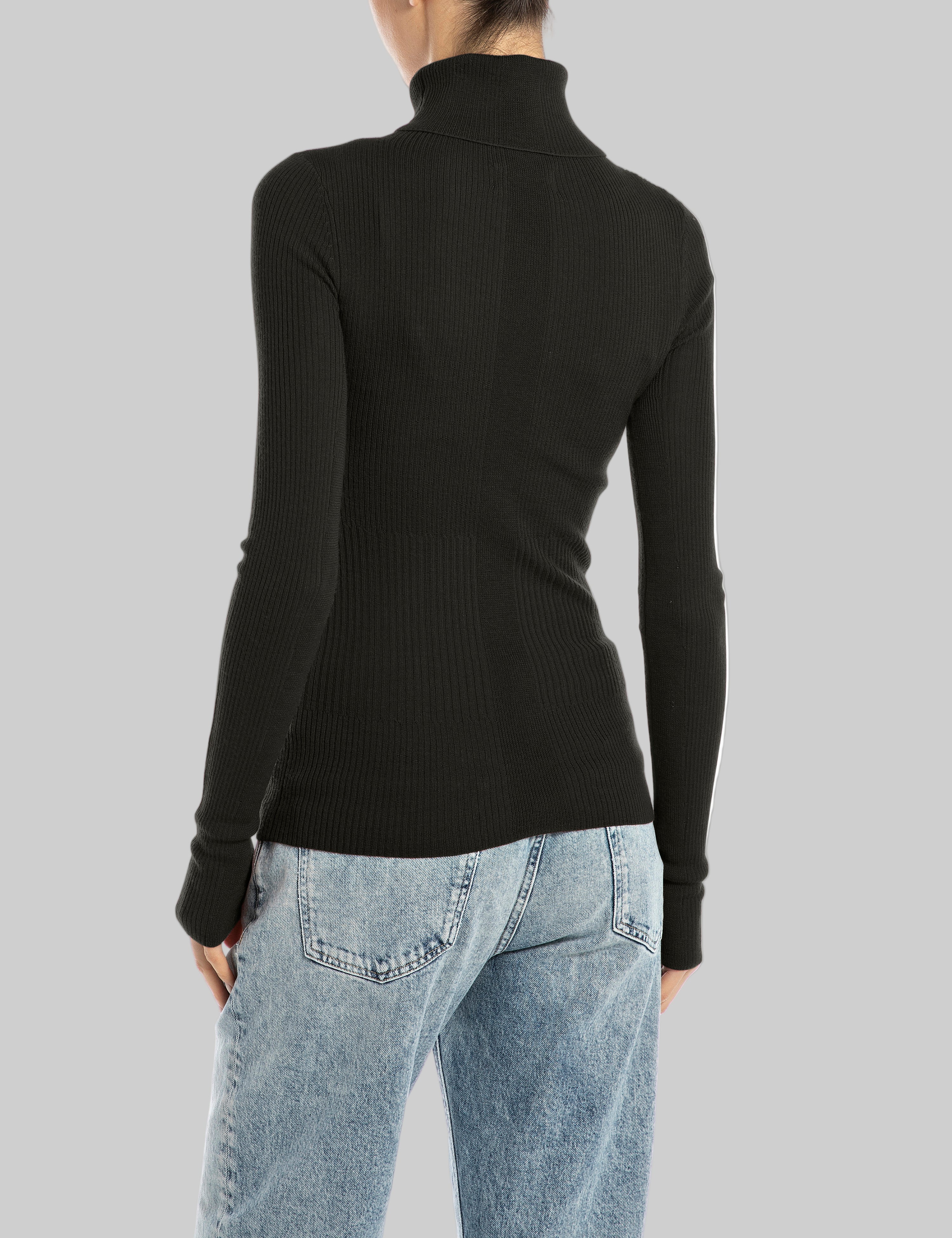 Moteriškas megztinis ilgu kaklu