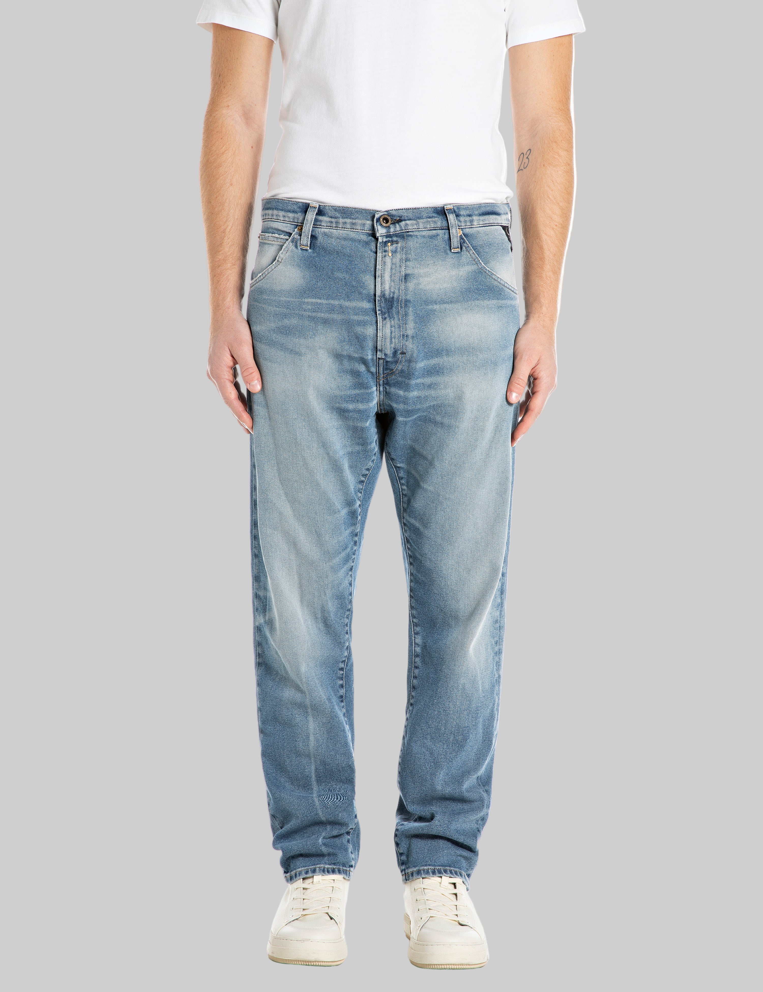 M1052 .000.519 972 Siaurėjantys džinsai