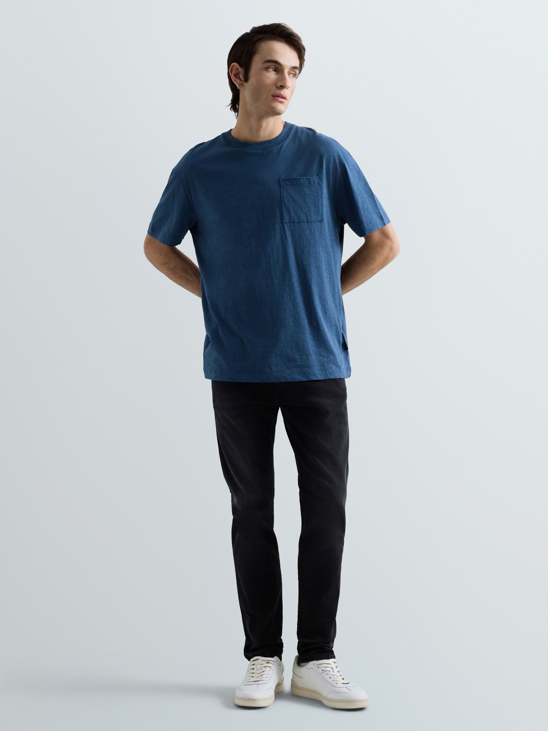 M914. .000.103 C36 Siaurėjantys džinsai